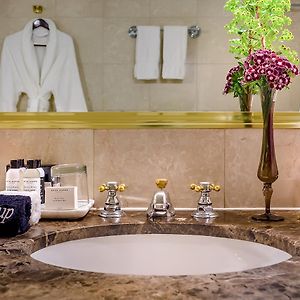 Deluxe Queen Suite